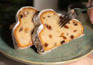 Zwei Scheiben Münchner Kindl Stollen auf einem Dessertteller